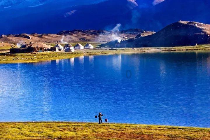 南登杜陵上,北望五陵间。秋水明落日,流光灭远山